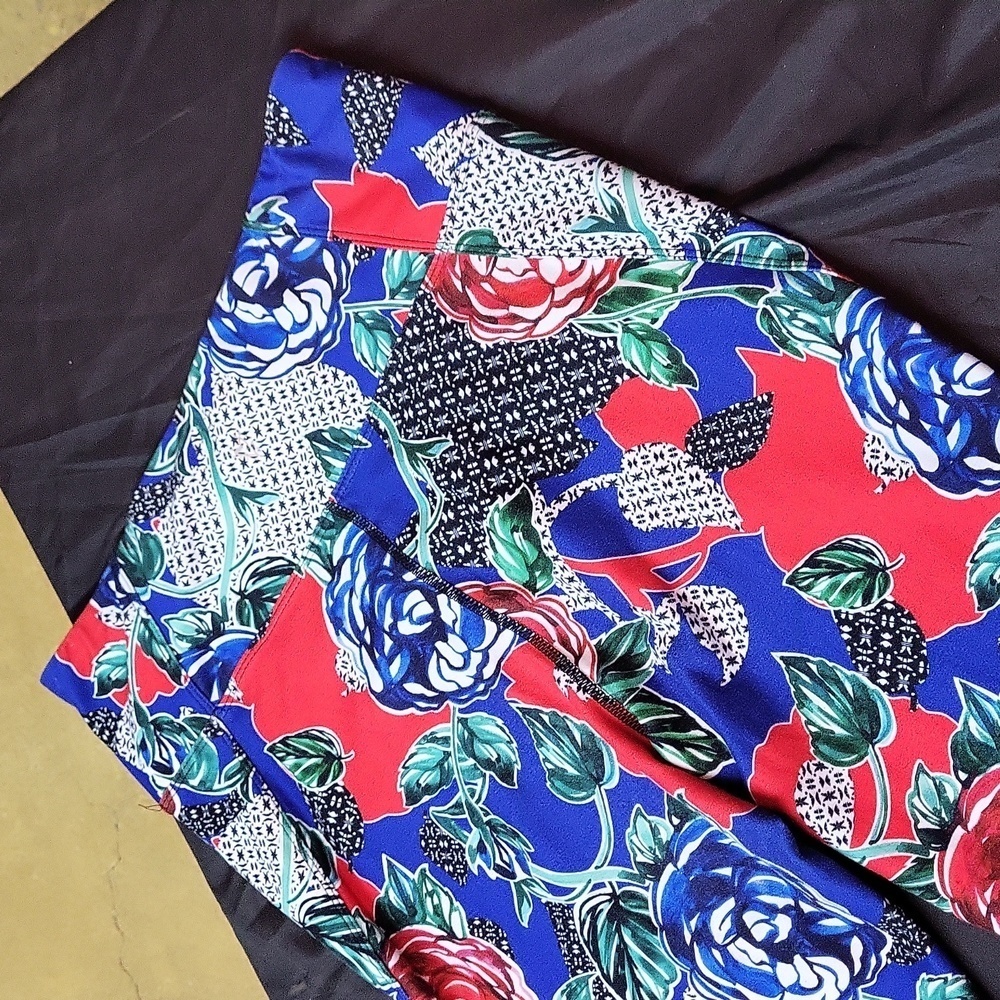 Betsey Johnson Floral Cropped Leggings - Picture 10 of 11